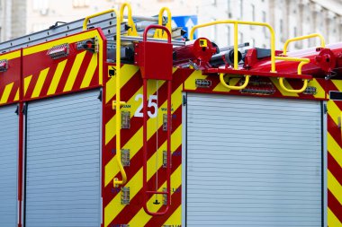 Kırmızı itfaiye aracı. İtfaiye aracı. İtfaiye araçları yangını söndürmeye hazırlanıyor.