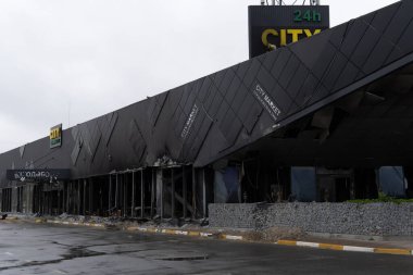 Ukrayna 'da savaş. Rus ordusunun saldırısından sonra Kyiv bölgesinde yıkılan binalar. Rusya 'nın Ukrayna' yı işgalinin sonuçları. Kyiv bölgesi, Ukrayna, Haziran 2022.