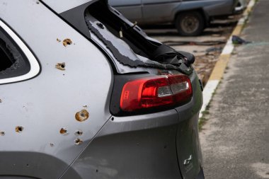 Ukrayna 'da savaş. Araba mezarlığı. Sivillerin arabaları vuruldu. Rusya 'nın Ukrayna' ya karşı savaşı. Patlayan araba. Bombardımandan sonra arabalar hasar gördü. İrpin Bucha. savaş suçları.