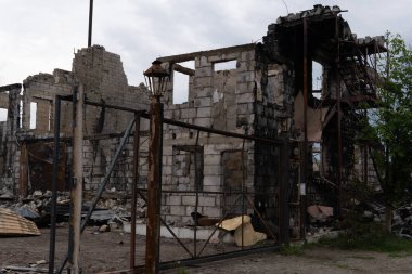 Ukrayna 'da savaş. Rus ordusunun saldırısından sonra Kyiv bölgesinde yıkılan binalar. Rusya 'nın Ukrayna' yı işgalinin sonuçları. Kyiv bölgesi, Ukrayna, Haziran 2022.