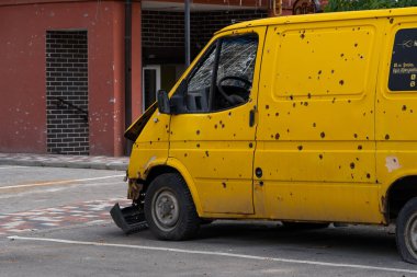 Ukrayna 'da savaş. Araba mezarlığı. Sivillerin arabaları vuruldu. Rusya 'nın Ukrayna' ya karşı savaşı. Patlayan araba. Bombardımandan sonra arabalar hasar gördü. İrpin Bucha. savaş suçları.