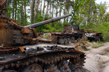 DMITRIVKA, UKRAINE - APRIL 02, 2022: Dmitrievka, Kyiv bölgesi yakınlarındaki Rus işgalcilerin imha edilmiş tankları ve savaş araçları.