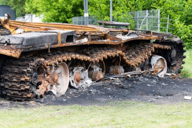 Kyiv REGION, UKRAINE 04.13.2022 Irpin, Bucha, Gostomel, Dmitrovka. Yanmış tanklar ve Rus işgal kuvvetlerinin diğer askeri ekipmanları, Ukrayna ordusu. Rusya 'nın Ukrayna' ya karşı savaşı.