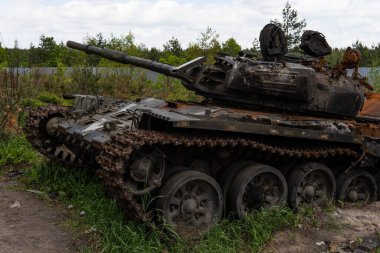 DMITRIVKA, UKRAINE - APRIL 02, 2022: Dmitrievka, Kyiv bölgesi yakınlarındaki Rus işgalcilerin imha edilmiş tankları ve savaş araçları.