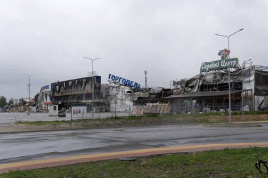 Kyiv, Ukrayna - 1 Nisan 2022. Ukrayna 'da savaş. Binalar füze saldırısıyla yıkıldı. Patlama alışveriş merkezini darmadağın etti. şehir savaşı.