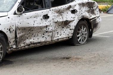 Ukrayna 'da savaş. Araba mezarlığı. Sivillerin arabaları vuruldu. Rusya 'nın Ukrayna' ya karşı savaşı. Patlayan araba. Bombardımandan sonra arabalar hasar gördü. İrpin Bucha. savaş suçları.