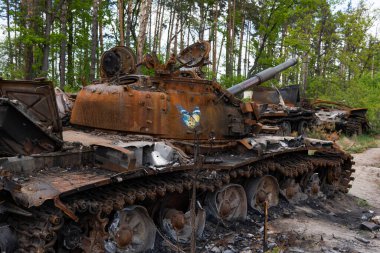 DMITRIVKA, UKRAINE - APRIL 02, 2022: Dmitrievka, Kyiv bölgesi yakınlarındaki Rus işgalcilerin imha edilmiş tankları ve savaş araçları.
