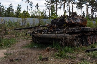 DMITRIVKA, UKRAINE - APRIL 02, 2022: Dmitrievka, Kyiv bölgesi yakınlarındaki Rus işgalcilerin imha edilmiş tankları ve savaş araçları.