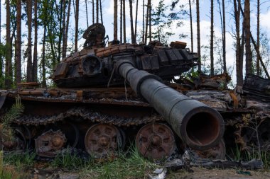 Ukrayna 'nın askeri işgali sırasında düşen bir Rus tankının namlusuna yakın çekim. Ukrayna savaşı.