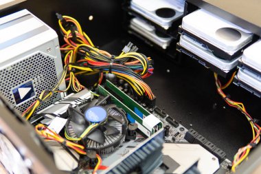 6-bay NAS uzaktan çalışma fazlalığı için bir ev ofisinde yapılandırıldı.