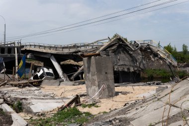 Ukrayna. Rusya 'nın Ukrayna' ya karşı savaşı. Yerleşim köprüsü Ukrayna 'nın Irpen kentindeki düşman uçakları tarafından hasar gördü.