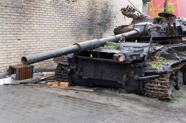 KHOSTOMIL, UKRAINE - Nisan 02, 2022: Gostomil, Kyiv bölgesindeki Rus işgalcilerin imha edilmiş tankları, savaş araçları ve diğer askeri donanımları.