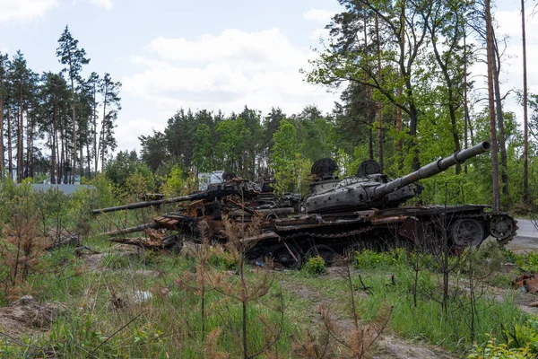 DMITRIVKA, UKRAINE - APRIL 02, 2022: Dmitrievka, Kyiv bölgesi yakınlarındaki Rus işgalcilerin imha edilmiş tankları ve savaş araçları.
