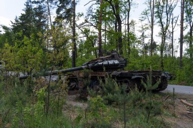 DMITRIVKA, UKRAINE - APRIL 02, 2022: Dmitrievka, Kyiv bölgesi yakınlarındaki Rus işgalcilerin imha edilmiş tankları ve savaş araçları.