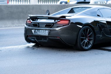 Washington eyalet yolunda terk edilmiş bir spor araba.