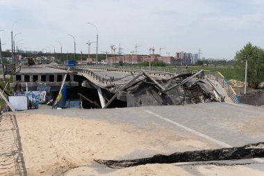 Irpen, Kyiv bölgesi, Ukrayna - 28 Haziran 2022: Rusya-Ukrayna savaşı sırasında yıkılan bir köprünün kalıntıları. Köprünün altından bir nehir geçti. Yeniden çevrim editörlüğü fotoğrafçılığı.