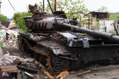 KHOSTOMIL, UKRAINE - Nisan 02, 2022: Gostomil, Kyiv bölgesindeki Rus işgalcilerin imha edilmiş tankları, savaş araçları ve diğer askeri donanımları.