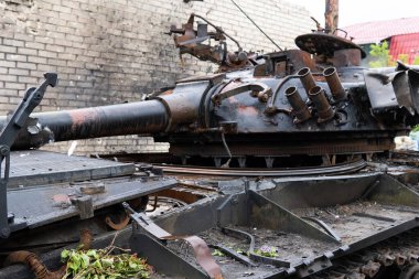 KHOSTOMIL, UKRAINE - Nisan 02, 2022: Gostomil, Kyiv bölgesindeki Rus işgalcilerin imha edilmiş tankları, savaş araçları ve diğer askeri donanımları.