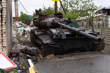 KHOSTOMIL, UKRAINE - Nisan 02, 2022: Gostomil, Kyiv bölgesindeki Rus işgalcilerin imha edilmiş tankları, savaş araçları ve diğer askeri donanımları.