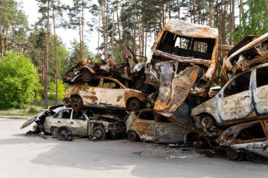 Irpin, Kyiv bölgesi, Ukrayna - 28 Nisan 2022: Irpin 'deki araba mezarlığı, Rus ordusunun Ukrayna' yı işgalinin sonuçları. Sivil halkın arabaları tahrip edildi..