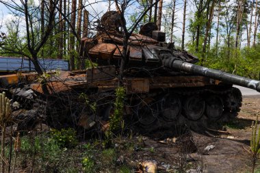 DMITRIVKA, UKRAINE - APRIL 02, 2022: Dmitrievka, Kyiv bölgesi yakınlarındaki Rus işgalcilerin imha edilmiş tankları ve savaş araçları.