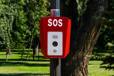 SOS, polis, parktaki acil durum düğmesi
