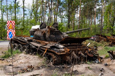 DMITRIVKA, UKRAINE - APRIL 02, 2022: Dmitrievka, Kyiv bölgesi yakınlarındaki Rus işgalcilerin imha edilmiş tankları ve savaş araçları.
