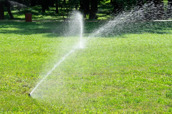 Nahes Automatisches Gartenbewässerungssystem Mit Verschiedenen Sprinklern Die Unter Dem Rasen — Stockfoto