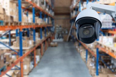 Endüstriyel bir şirkette güvenlik kamerası. Video kamera gece gündüz odada neler olup bittiğini kaydediyor. Bir depoya video izleme sistemi kurulumu.