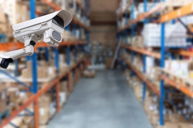 Modern bir depo kompleksinin arka planına karşı kapalı devre kamera çok açılı CCCTV sistemi. Malların korunması kavramı.
