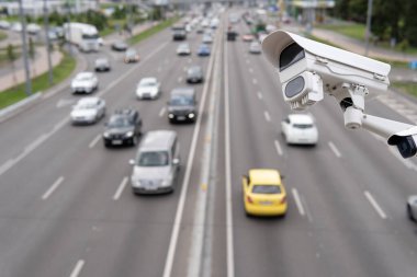 Güvenlik ve trafik ihlalleri için üst geçitteki kapalı devre kameraları..