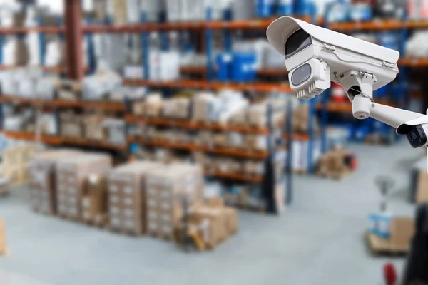 Modern bir depo kompleksinin arka planına karşı kapalı devre kamera çok açılı CCCTV sistemi. Malların korunması kavramı.