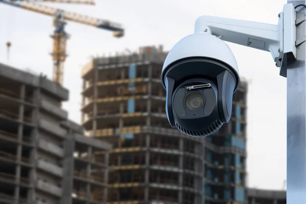 Güvenlik Cctv kamera veya gözetim sistemi ile şantiye bulanık arka plan.