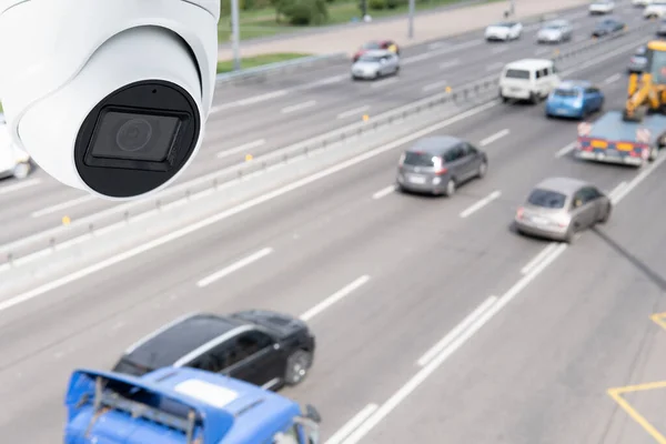 Güvenlik ve trafik ihlalleri için üst geçitteki kapalı devre kameraları..