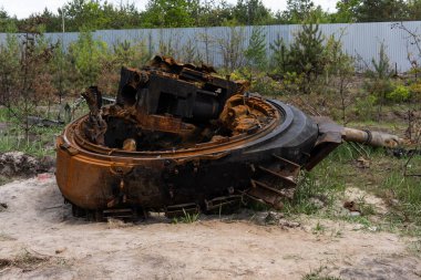 DMITRIVKA, UKRAINE - APRIL 02, 2022: Dmitrievka, Kyiv bölgesi yakınlarındaki Rus işgalcilerin imha edilmiş tankları ve savaş araçları.