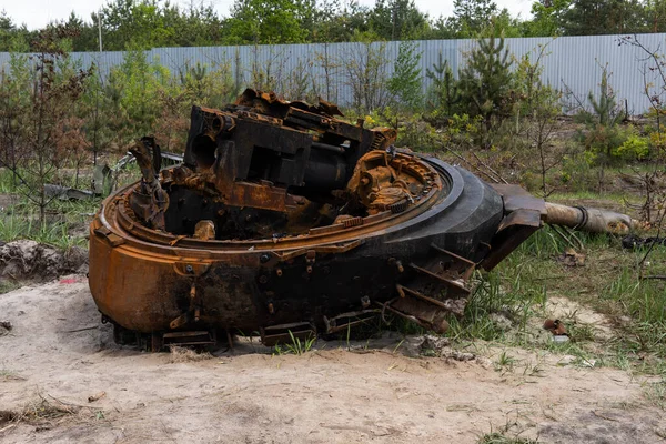 DMITRIVKA, UKRAINE - APRIL 02, 2022: Dmitrievka, Kyiv bölgesi yakınlarındaki Rus işgalcilerin imha edilmiş tankları ve savaş araçları.