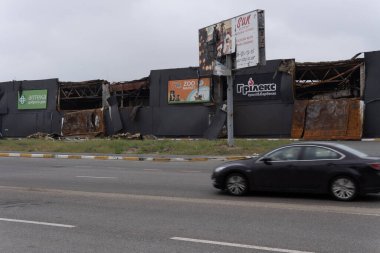 Ukrayna 'da savaş. Rus ordusunun saldırısından sonra Kyiv bölgesinde yıkılan binalar. Rusya 'nın Ukrayna' yı işgalinin sonuçları. Kyiv bölgesi, Ukrayna, Haziran 2022.