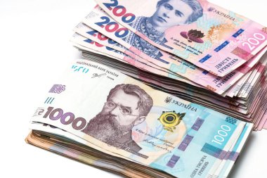 yığın izole arka planda farklı Ukraynalı hryvnia.