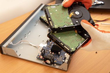 teknisyen ya da mühendis sabit diski CCTV, CCTV sistemine yükler.