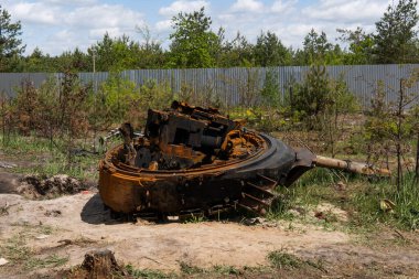 DMITRIVKA, UKRAINE - APRIL 02, 2022: Dmitrievka, Kyiv bölgesi yakınlarındaki Rus işgalcilerin imha edilmiş tankları ve savaş araçları.