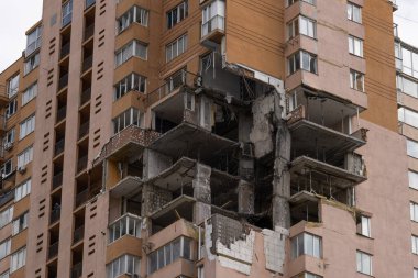 KYIV, UKRAINE - Nisan. 29, 2022: Ukrayna 'ya karşı Rusya Savaşı. Ukrayna 'nın başkenti Kyiv' e yapılan Rus roket saldırısının ardından hasar gören sivil bir binanın görüntüsü