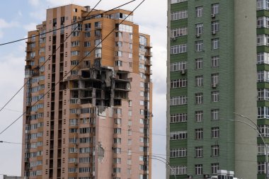 Kyiv, Ukrayna - 29 Nisan 2022 Ukrayna savaşı. Ukrayna 'nın başkenti Kyiv' de bir Rus roketinin çarptığı yıkılmış bir yerleşim yeri..