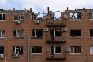 Kyiv, Ukrayna - 29 Nisan 2022 Ukrayna savaşı. Ukrayna 'nın başkenti Kyiv' de bir Rus roketinin çarptığı yıkılmış bir yerleşim yeri..