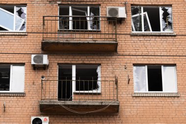 KYIV, UKRAINE - Nisan. 29, 2022: Ukrayna 'ya karşı Rusya Savaşı. Ukrayna 'nın başkenti Kyiv' e yapılan Rus roket saldırısının ardından hasar gören sivil bir binanın görüntüsü