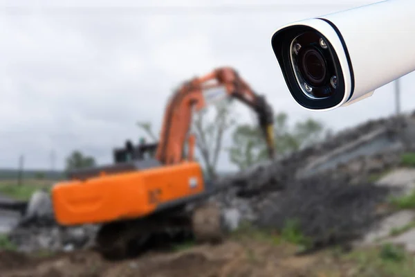 Cctv Camera Kijken Naar Een Graafmachine Werknemers Werken Een Bouwplaats — Stockfoto