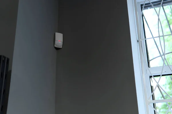 屋内の壁に現代のモーションセンサー — ストック写真