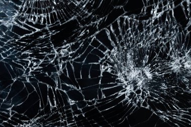 Kırık ekran beyaz arka plan üzerinde izole ile Smartphone.