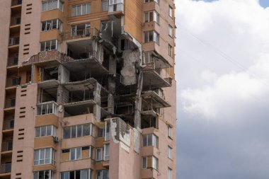 Kyiv, Ukrayna - 29 Nisan 2022 Ukrayna savaşı. Ukrayna 'nın başkenti Kyiv' de bir Rus roketinin çarptığı yıkılmış bir yerleşim yeri..