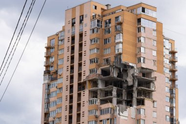 KYIV, UKRAINE - Nisan. 29, 2022: Ukrayna 'ya karşı Rusya Savaşı. Ukrayna 'nın başkenti Kyiv' e yapılan Rus roket saldırısının ardından hasar gören sivil bir binanın görüntüsü