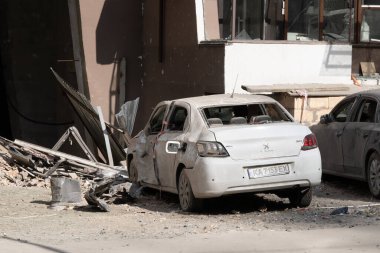 Ukrayna 'da savaş. Rus füze saldırısından sonra Kyiv 'deki yıkılmış bina. Kyiv, Ukrayna, Haziran 2022